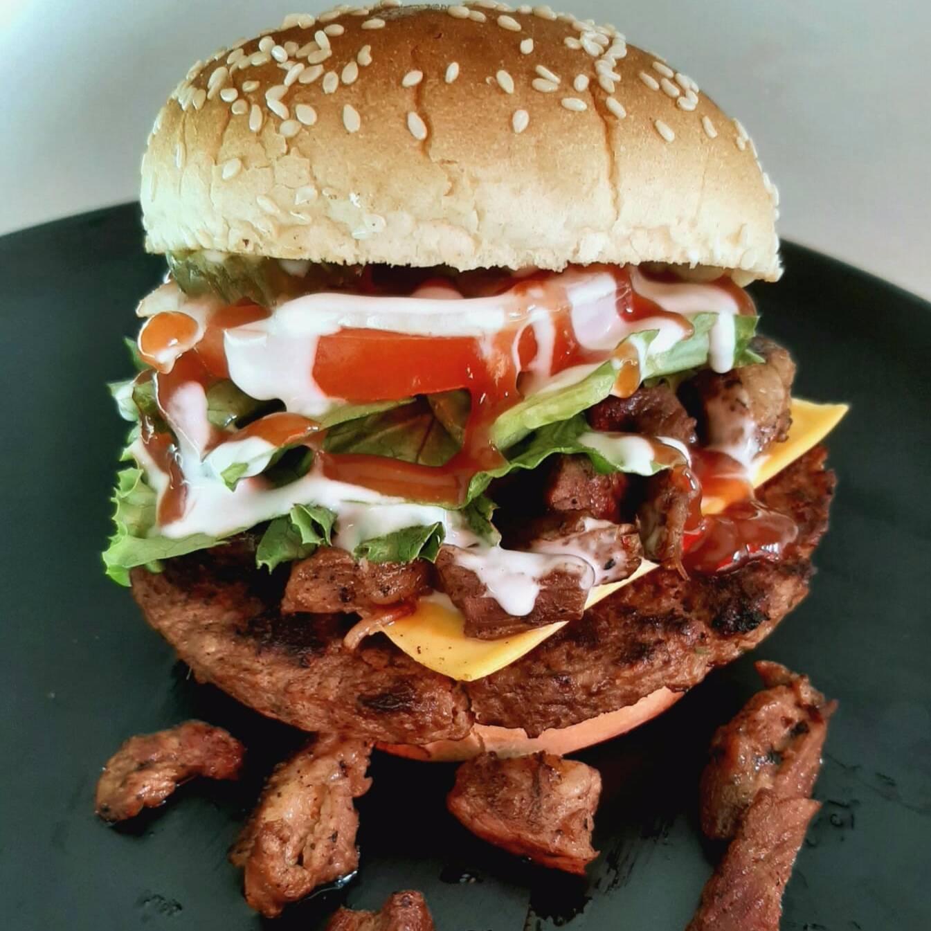 HAMBURGUESA GRANDE/RES CON TROCITOS DE ARRACHERA