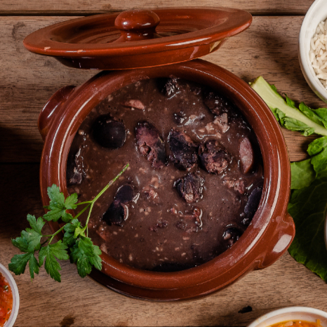Feijoada (600ml) Clássica feijoada brasileira servida na medida certa: feijão preto cozido com costelinha , pernil, bacon, linguiça, paio e calabresa.