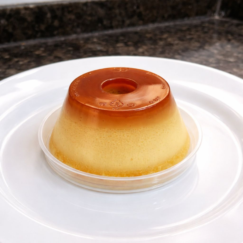 Um clássico pudim cremoso feito com leite condensado, ovos e caramelo.