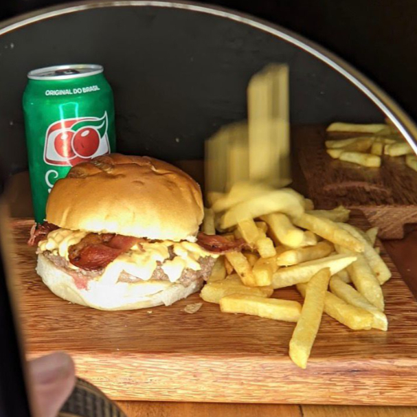 1 Like Big Smash + 1 batata + 1 refri - Like Big - Pão de batata, Cream Cheese, Blend Bovino de 60g, Queijo Coalho, Bacon, Anéis de Cebola, Maionese temperada e Molho Levemente Picante