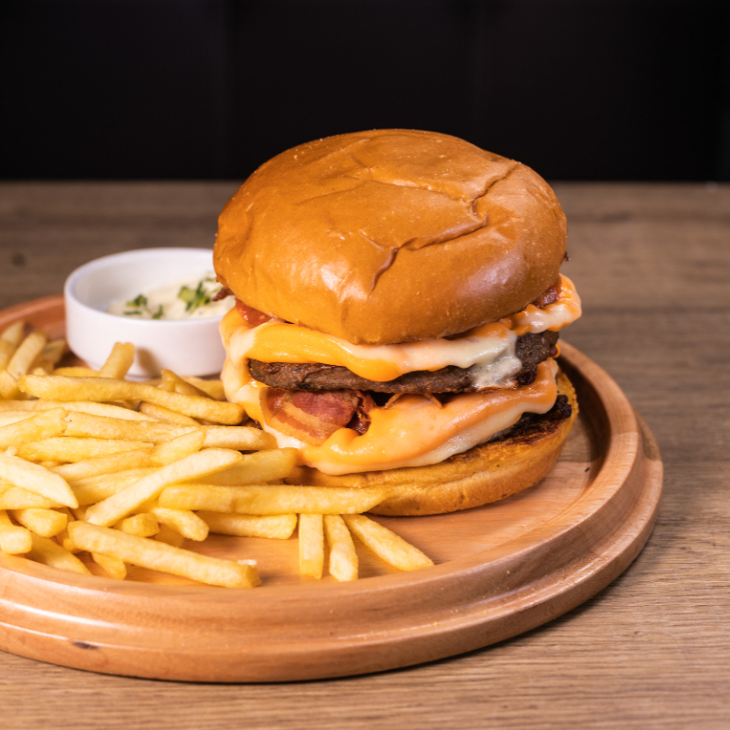 2 hambúrgueres, cheddar e bacon