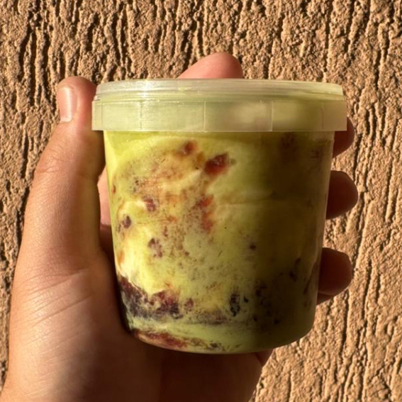 Sorvete base de pistache com recheio de frutas vermelhas e pistache, pote de 220.