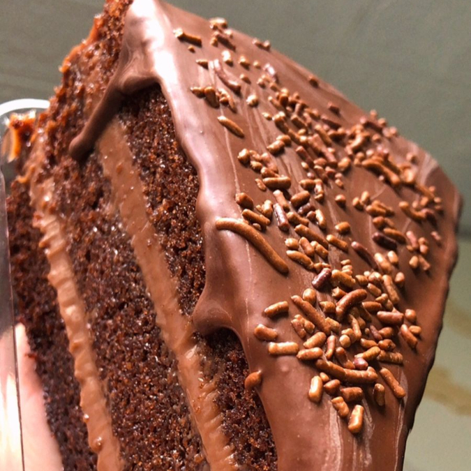 Deliciosa faria chocolatudaaaaa! Massa de cacau 50%, recheio de brigadeiro cremoso, massa molhadinhaaaa. Finalizada com casquinha de chocolate e granulados por cima ! Peça a sua fatia agora mesmo e experimente essa perfeição...