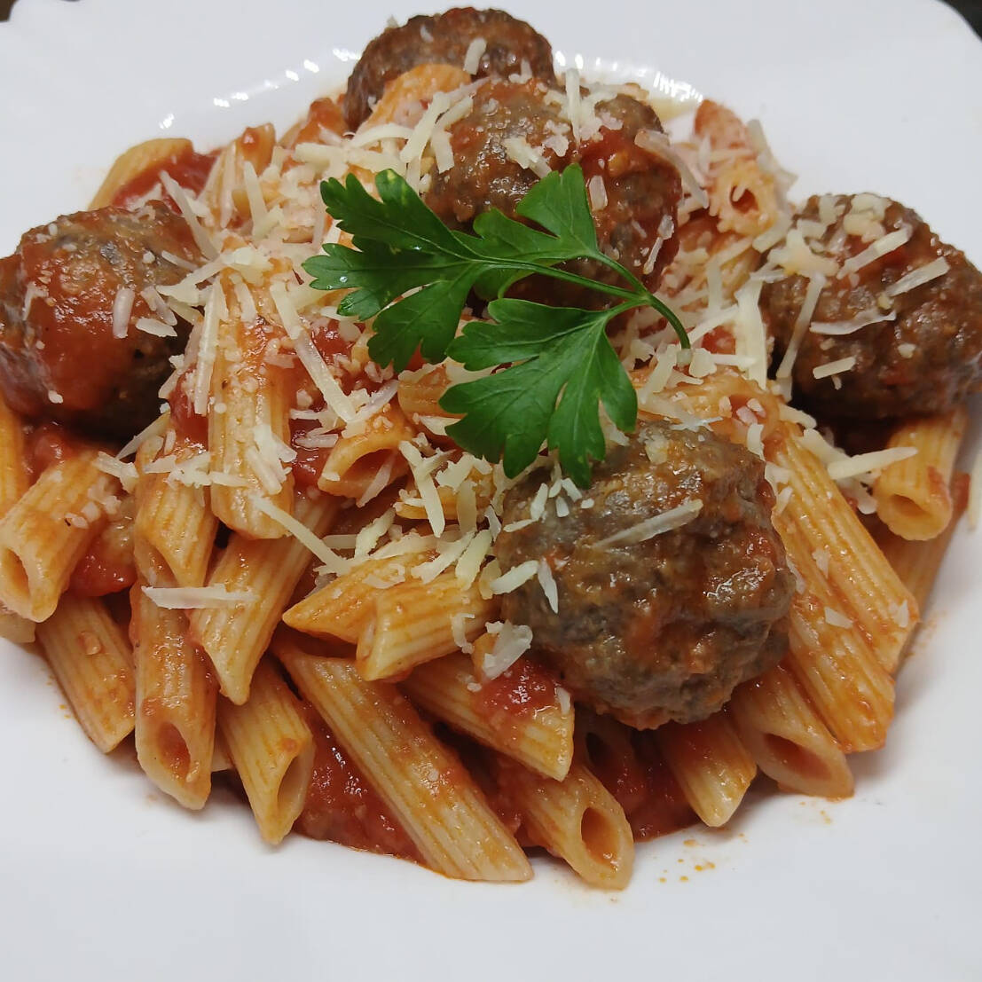 Massa al dente, com molho Pomodoro Artesanal, finalizada com suculentos Polpetinis (5 unidades) e Parmesão ralado à parte (sachê com 15g). Escolha sua massa preferida: Penne, Fettuccine ou Spaghetti. Tags: macarrão, massas, executivo, espaguete, penne, fettuccine, polpetini, almôndegas, promoção, bom e barato, entrega rápida.