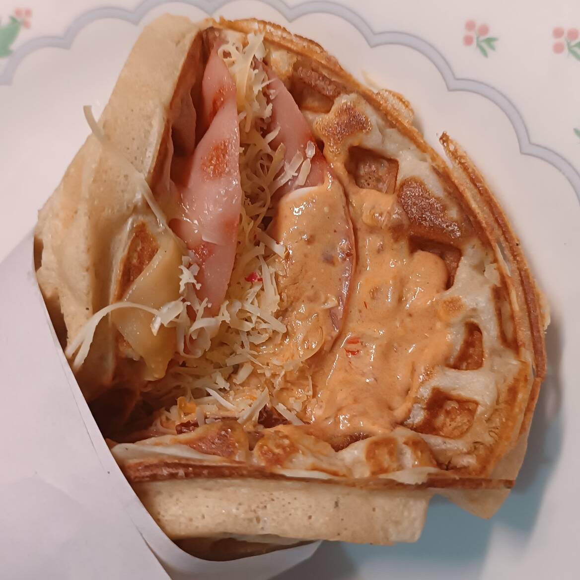 Waffle Salado con Queso de Bola