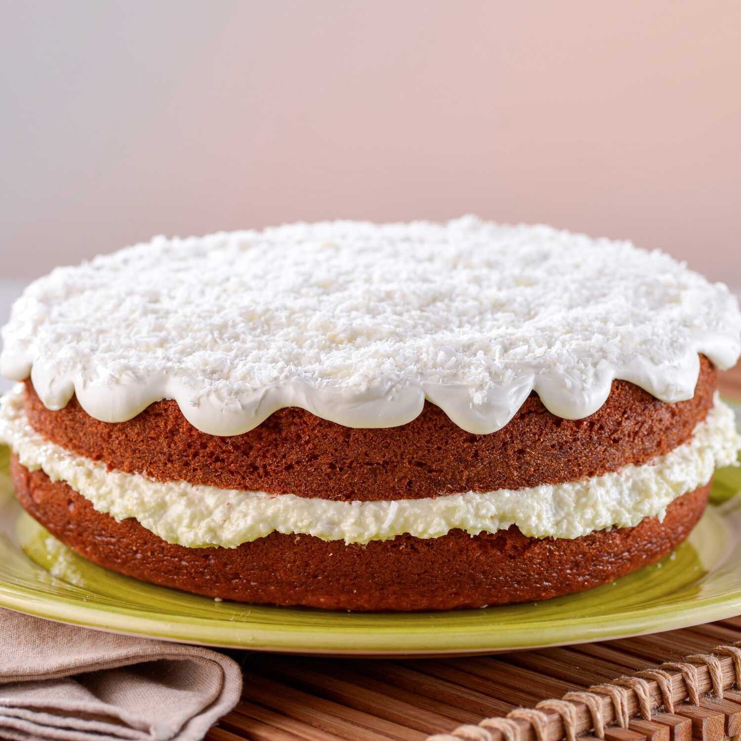 Bolo de coco caseiro da Vó, com recheio sabor beijinho, finalizado com cobertura cremosa de leite condensado e coco ralado.
Imagem meramente ilustrativa.
Bolo pequeno serve até 8 fatias
Bolo grande serve até 16 fatias