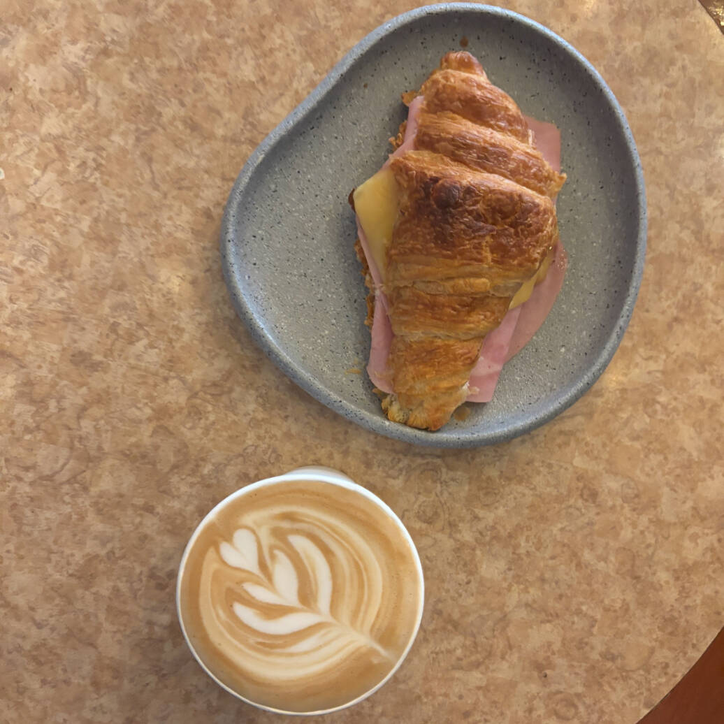 Croissant de Jamón con Queso + Latte (12oz)