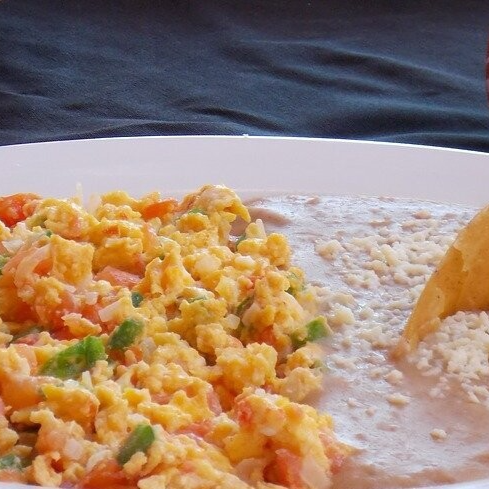 HUEVOS A LA MEXICANA CON GUISO A ELEGIR