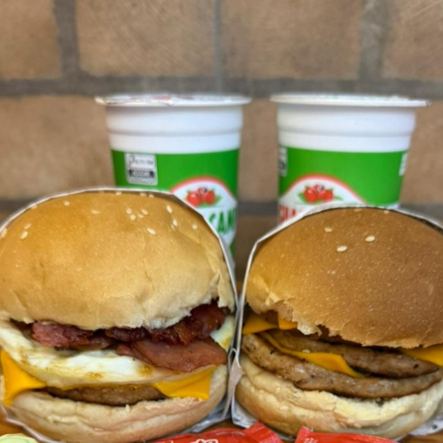 2 HAMBURGUER SENDO 5 OPÇOES DIFERETE + 2 GUARAAMP