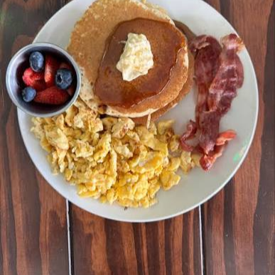 Hotcakes con fruta y huevo