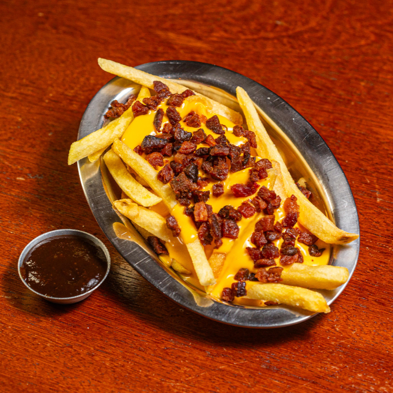 Batatas fritas extra crocantes por fora e macias por dentro, cobertas com cheddar cremoso e finalizadas com farofa de bacon crocante que traz ainda mais sabor e textura.
Uma opção perfeita para compartilhar ou elevar qualquer pedido.