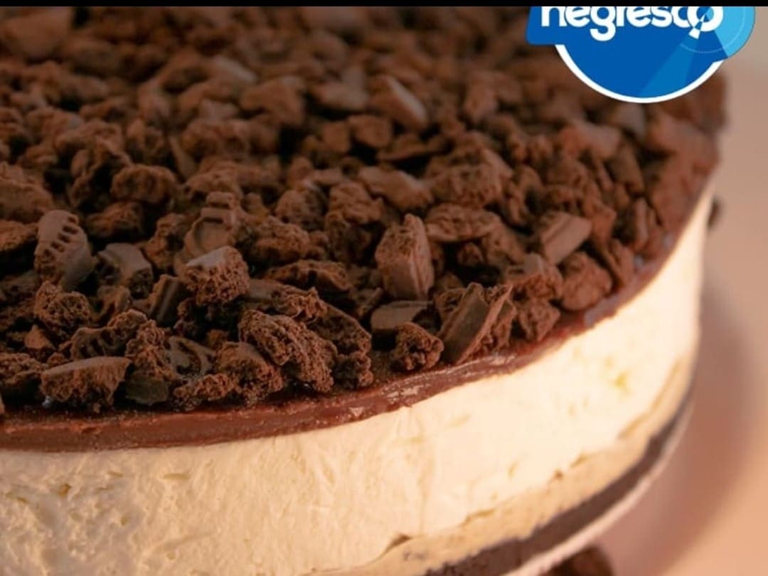 Rende de 10 a 12 fatias. Pesa aprox. 1,2kg. Vendida congelada, descongelar por 2 horas em temperatura ambiente antes de consumir. Contém ou pode conter glúten, leite e ovos. Conservar refrigerada. Consumir em até 3 dias.
Para quem não abre mão do "crunch" mais famoso do mundo. Com base de biscoito maizena, unimos a tradição do biscoito Negresco® a um recheio incrivelmente cremoso que preserva o sabor marcante do chocolate e da baunilha. É a sobremesa perfeita para os fãs de biscoito recheado