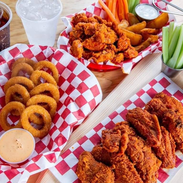 Wings/Boneless, Papas o Aros y Bebida