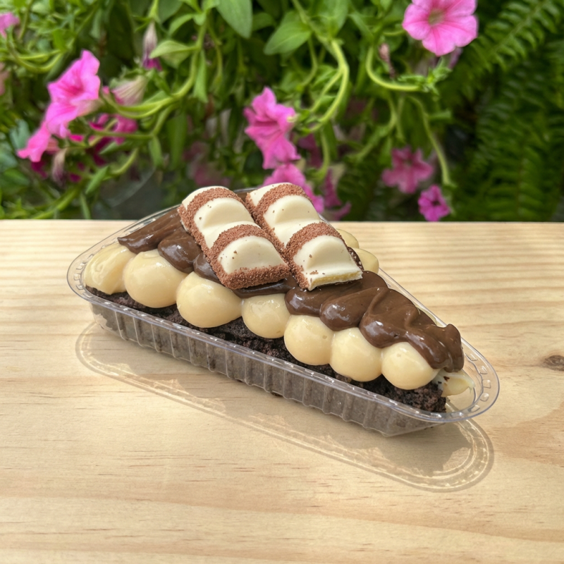 Generosa fatia do nosso brownie artesanal de chocolate, super macio e intenso, coberta com brigadeiro cremoso de Ninho, Nutella e pedaços de Kinder Bueno. Uma combinação extremamente cremosa, chocolatuda e irresistível que transforma cada colherada em pura dopamina. (Aqueça 30 segundos no microondas e surpreenda-se com esta delícia que vai alegrar seu Dia)