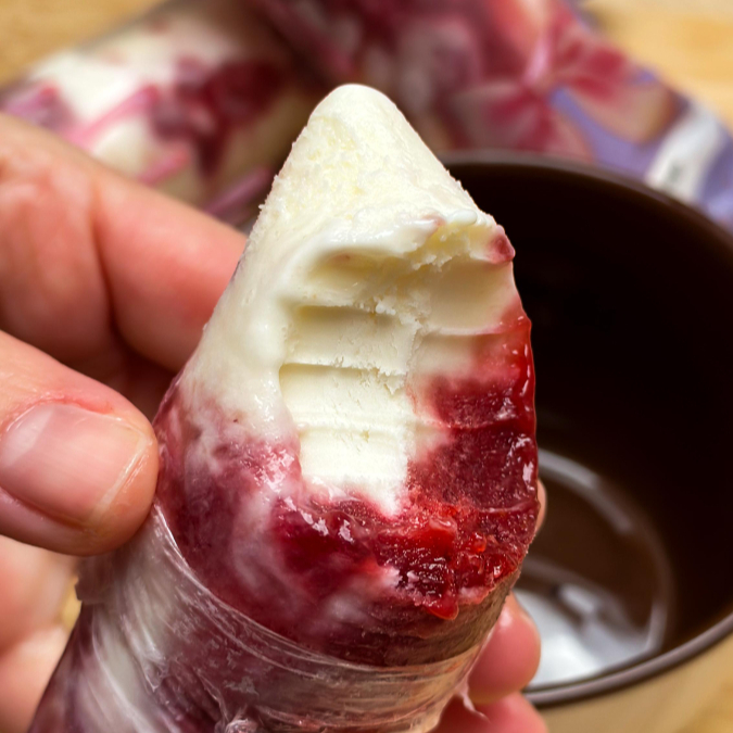 Geladinho Gourmet de Ninho com Morango 150 gramas, artesanal, cremoso, delicioso e refrescante.