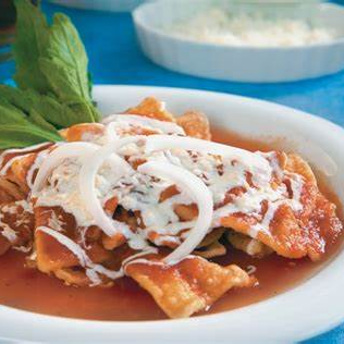 CHILAQUILES MOLCAJETE CON POLLO