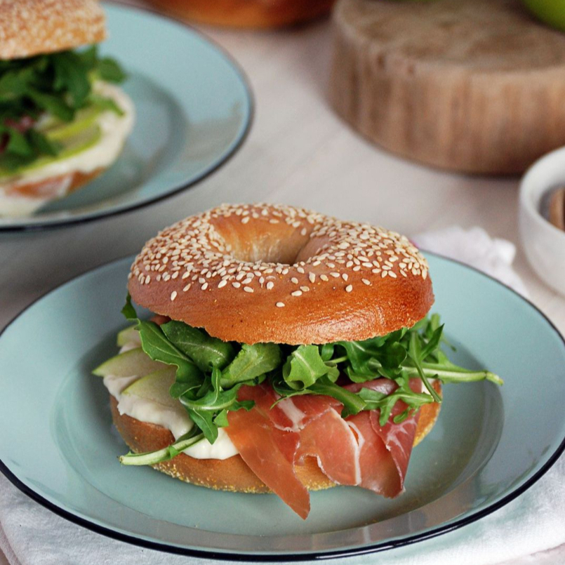 Bagel Queso crema, Jamón serrano & mixverde