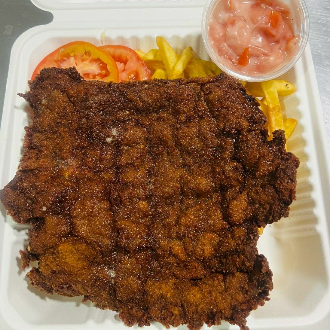 Bistec Empanizado con Papas Ensalada