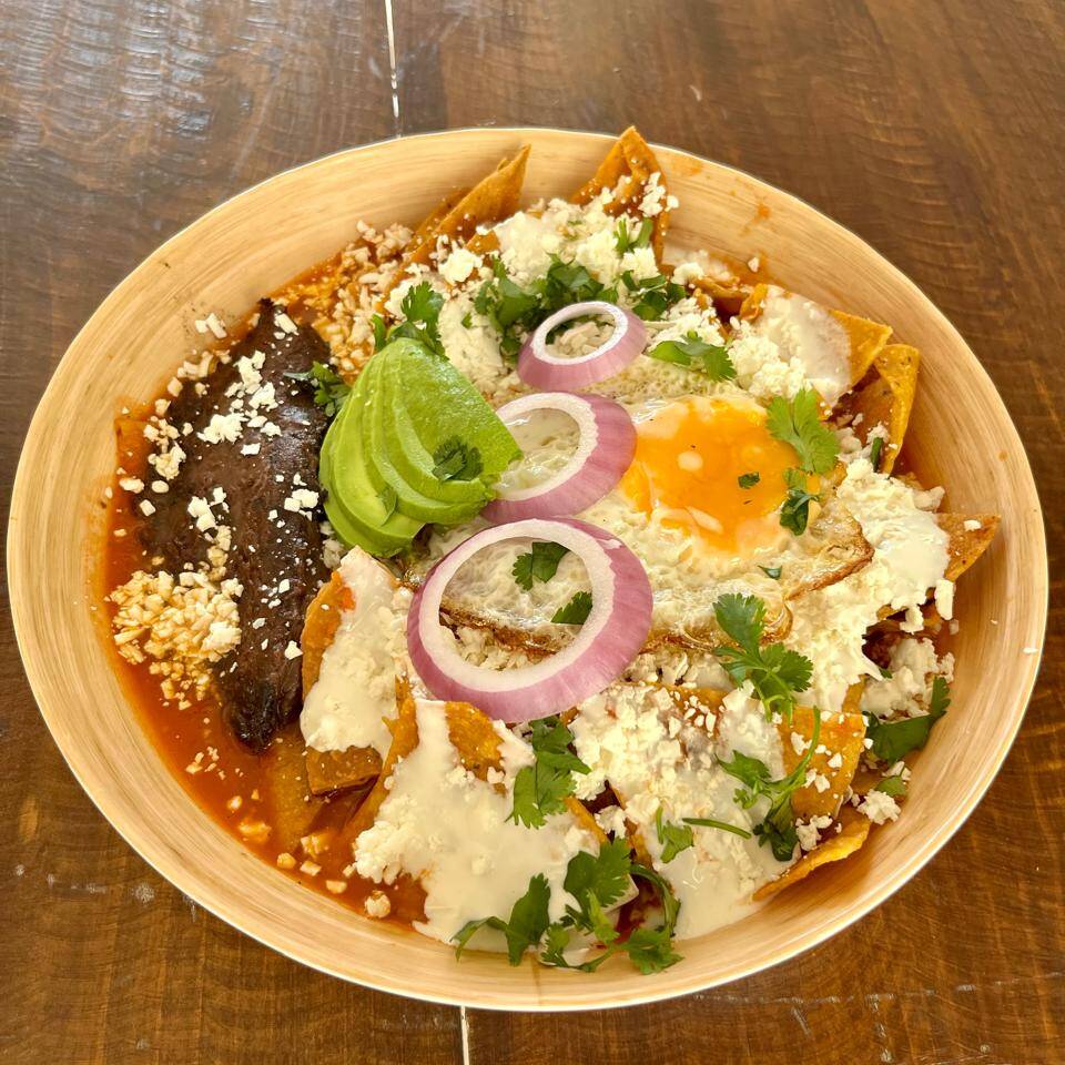 CHILAQUILES + BEBIDAS