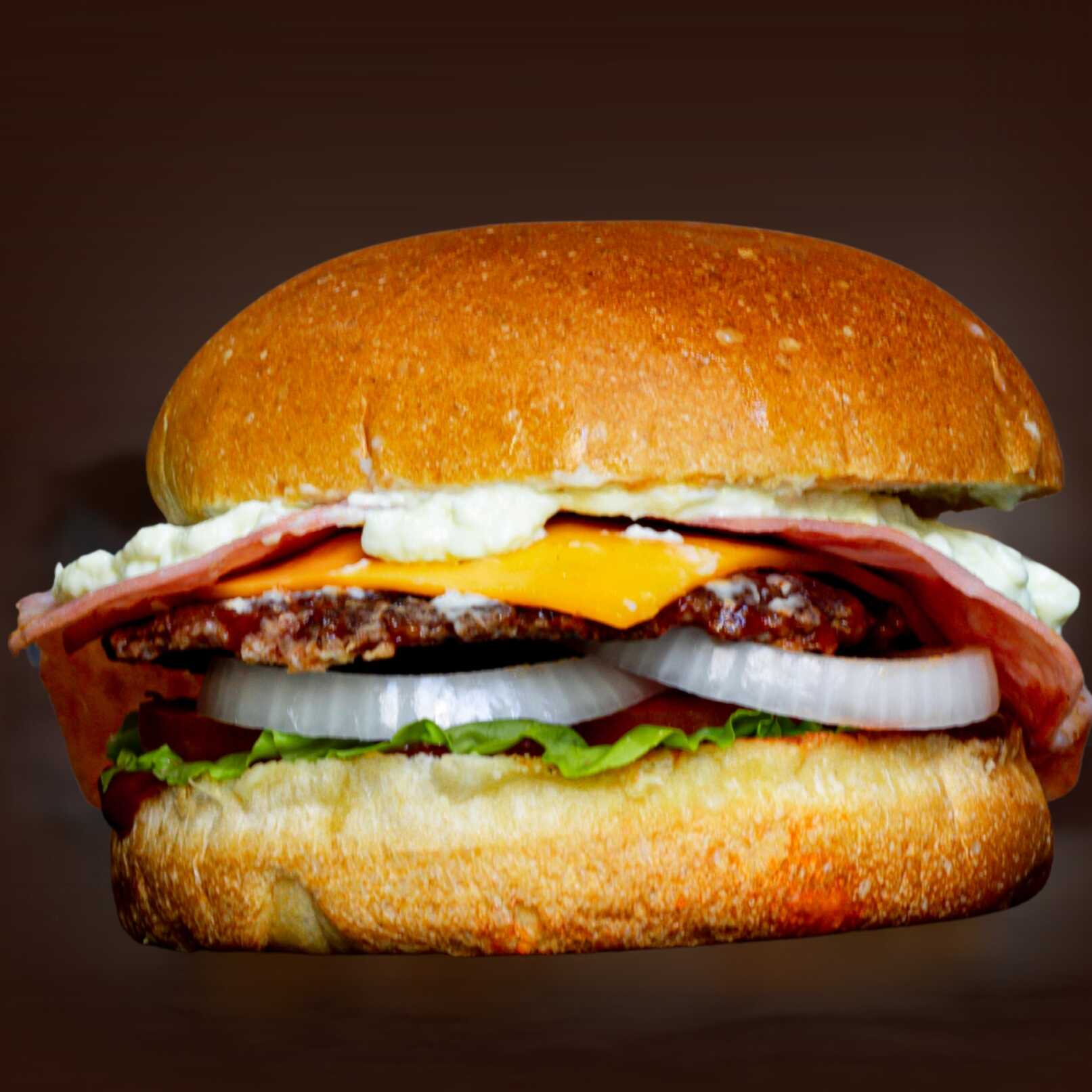 O X -Burguer Especial! é feito com Pão Brioche macio, Smash Artesanal 80g: Carne sempre suculenta e selada no ponto certo, Cheddar & Presunto, Maionese Verde da Casa e Salada Completa: Alface americana crocante, tomate e cebola para o equilíbrio da operação.