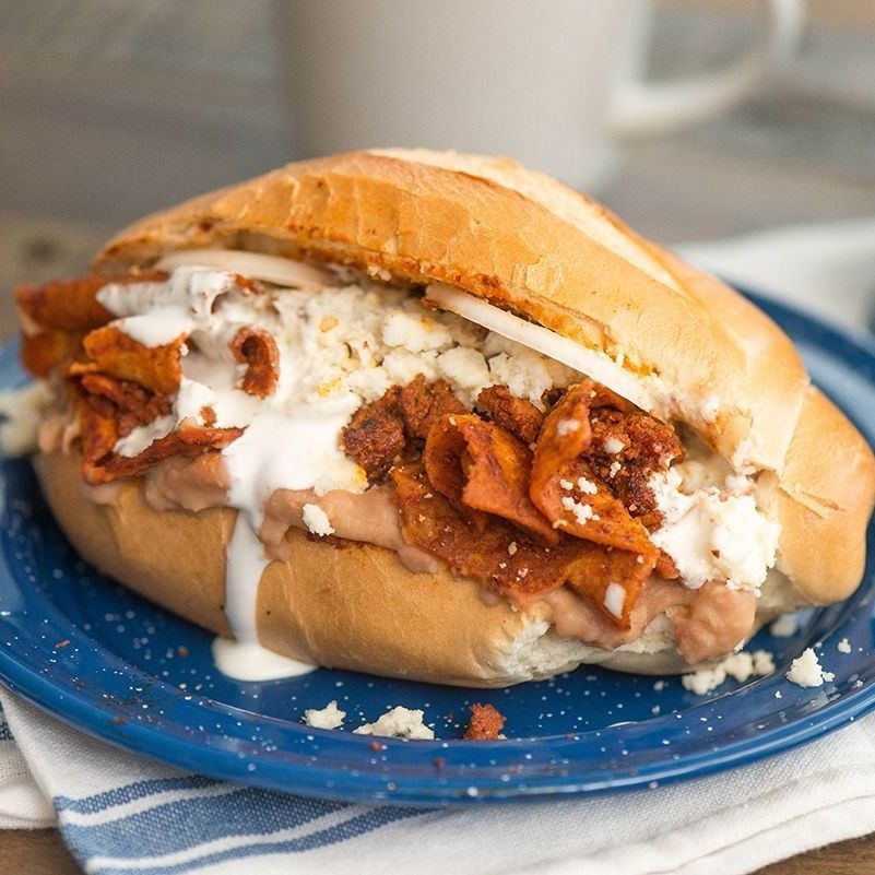 Torta de chilaquiles rojos