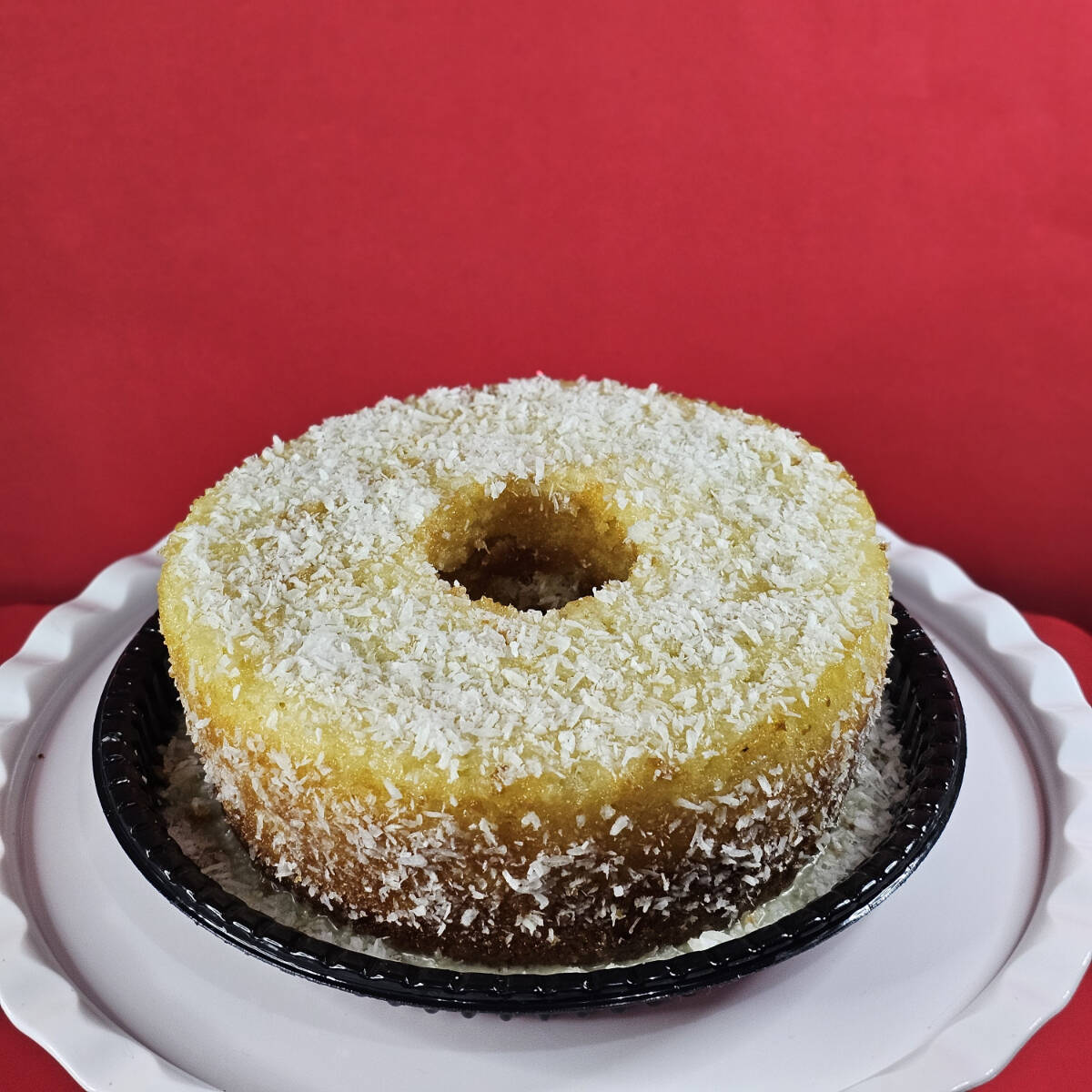 Bolo de coco fofinho e molhadíssimo com leite condensado e coco fresco. Um clássico que derrete na boca!