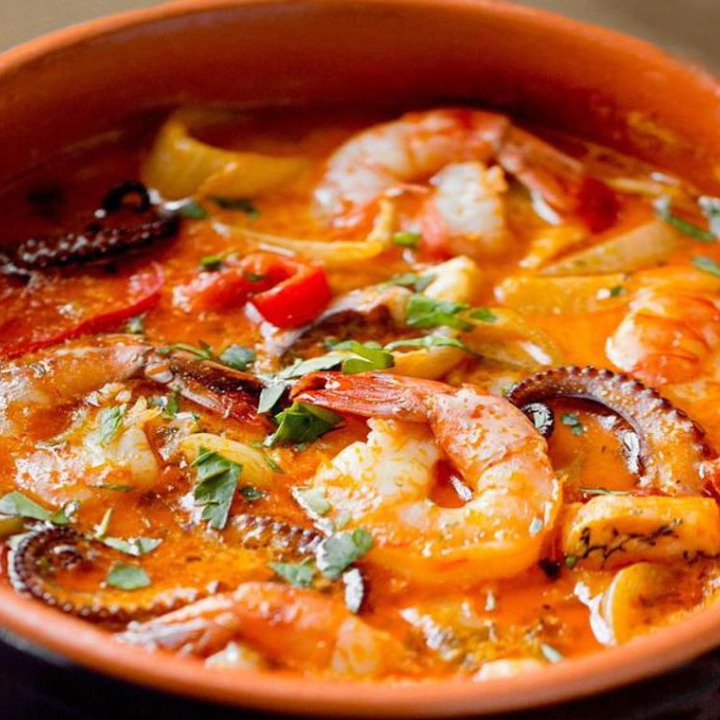 MOQUECA MISTA DE POLVO E CAMARAO ACONPANHADA DE POLVO E CAMARAO