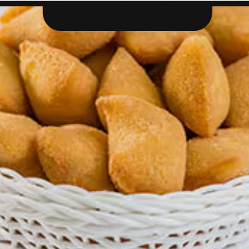 Salgadinho com massa leve e com recheio generoso. Frito e congelado, basta levar ao forno. Contém 20 unidades. Imagem meramente ilustrativa. Serve 4 Pessoas.