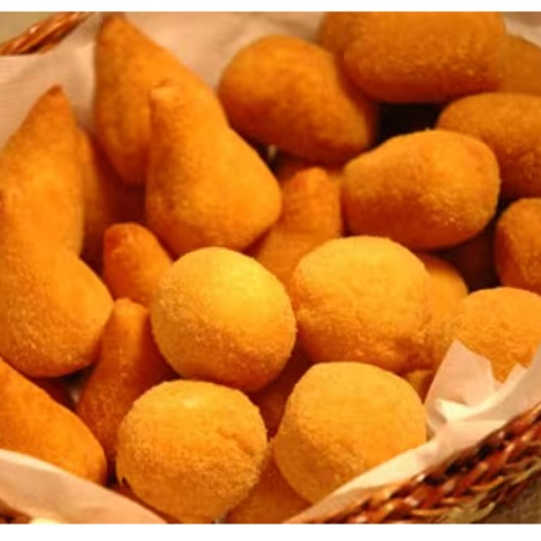 Nossos salgadinhos são preparados com todo o carinho, resultando em opções crocantes, saborosas e irresistíveis para o seu pedido. Nós temos as seguintes opções em nosso cardápio, Mini Coxinha, Mini Bolinho de Queijo, Mini Bolinho de Carne, Mini Bolinho de Calabresa, Mini Risole de Presunto e Queijo, Mini Enroladinho de Salsicha, Mini Kibe e, para finalizar, nosso Mini Churros.
