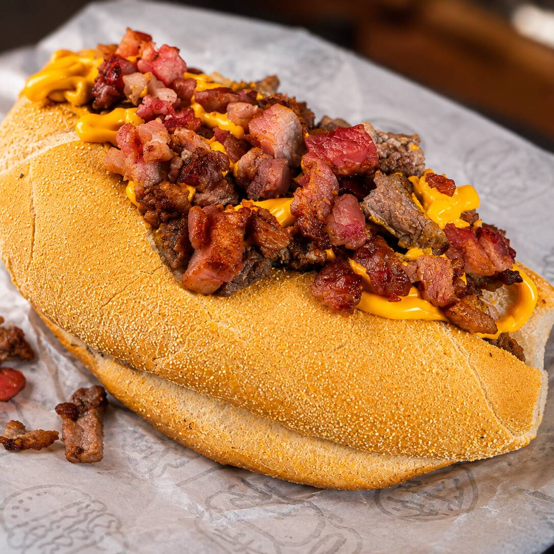 Hambúrguer no pão de Sal, salada da casa, carne moída ,carne bovina , molho da casa, cheddar e bacon