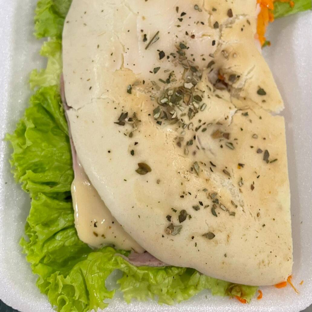SANDUICHE COM PEITO DE PERU, QUEIJO PRATO, REQUEIJÃO E SALADA, MASSA DE PIZZA COMO PÃO,