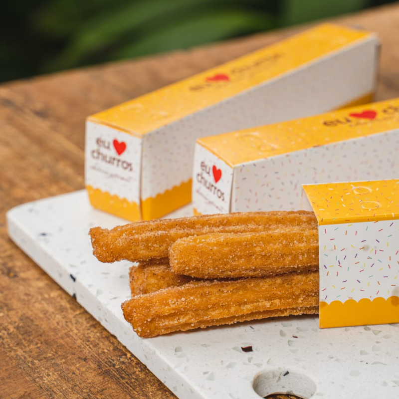 São 4 deliciosos churros tipo espanhol com um potinho cheio de Doce de Leite para mergulhar seus churros e se lambuzar!