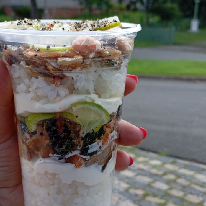 Copo 500Ml - Camadas de arroz, skin (pele de salmão grelhada), cream cheese, limão e gergelim.