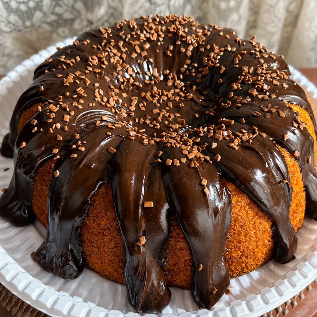 Massa de cenoura fofinha, coberto por brigadeiro cremoso de chocolate meio amargo e granulé. Rende 10 pedaços aprox.