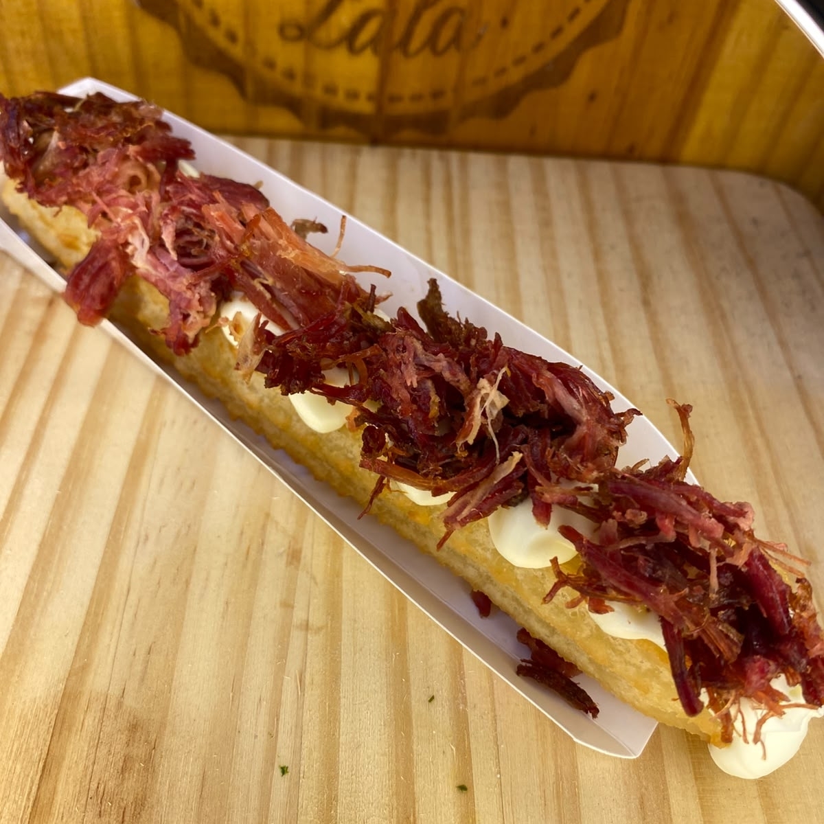 massa fresca, artesanal, feita todos os dias, bem fritinho e crocante, envolvido em parmesão e orégano, com um recheio cremoso a sua escolha finalizado com carne seca desfiada bem fritinha no azeite