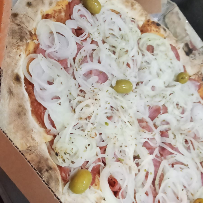 molho, calabresa, cebola, azeitonas e orégano