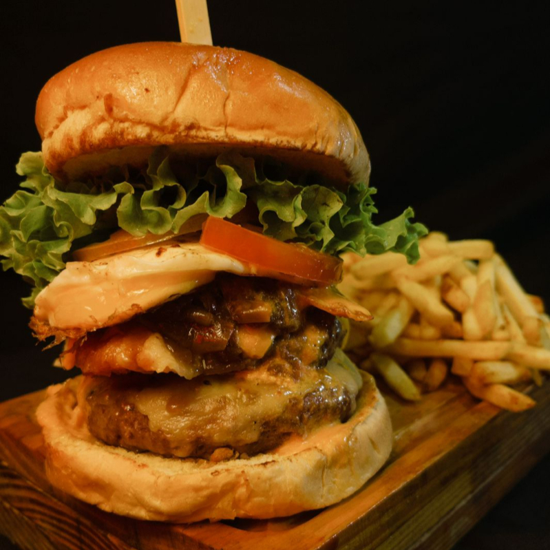 DOBRO DE CARNE + MOLHO DA CASA + MUÇARELA + OVO CROCANTE COM BACON + CEBOLA CARAMELIZADA + TOMATE + ALFACE E CHEDDAR