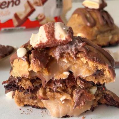 Um cookie feito para os apaixonados por Kinder Bueno! Massa macia e um recheio super cremoso de brigadeiro feito com chocolate Kinder Bueno
