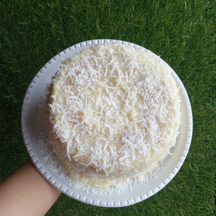 Massa branca fofinha e delicada, assada no ponto certo, coberta com uma generosa calda cremosa de beijinho que escorre como um verdadeiro vulcão. O sabor suave do coco envolve cada pedaço, trazendo aquele gostinho de carinho, infância e casa cheia. Peso médio: 1kg. Tamanho do bolo: 18cm. Rendimento: 6 a 8 fatias generosas