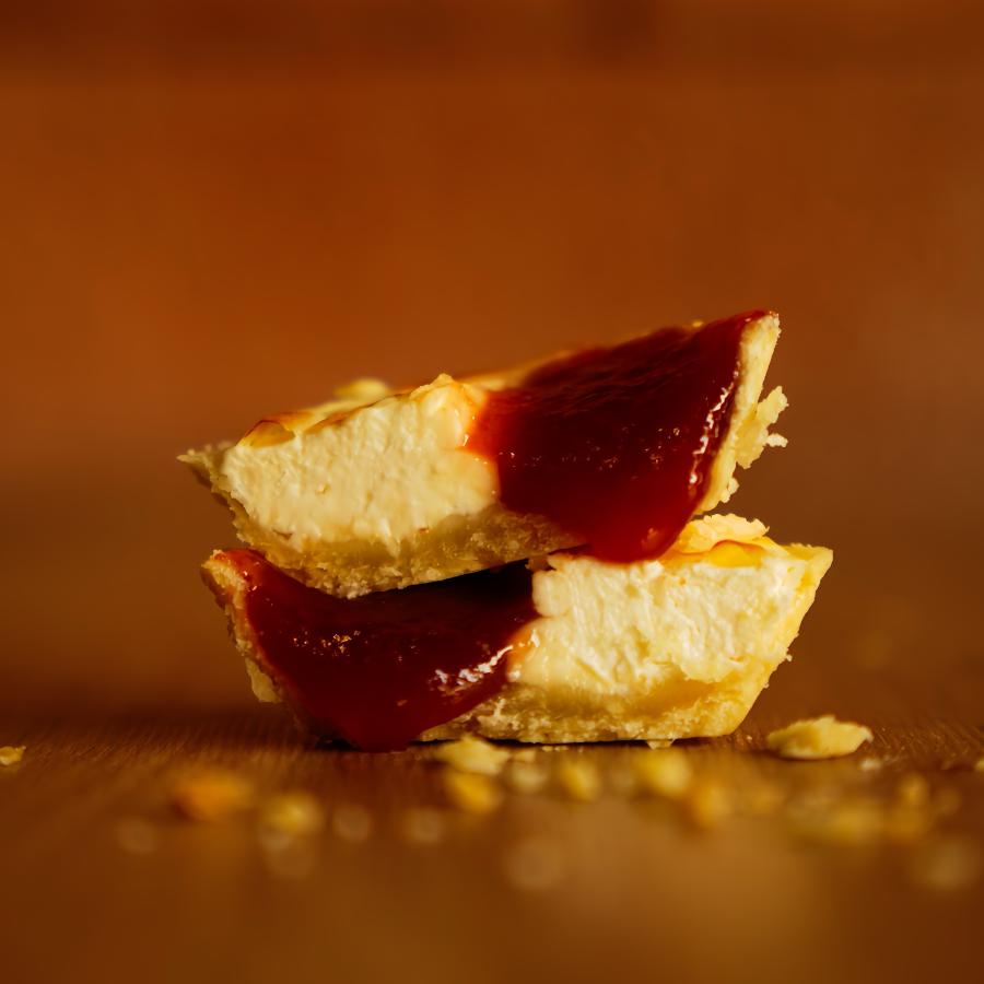 Um clássico apaixonante em forma de empadinha! A deliciosa combinação de goiabada cremosa e creme cheese cria um recheio irresistível, equilibrando doçura e suavidade. Cada mordida é como uma história de amor: inesquecível e cheia de emoção! ❤️✨