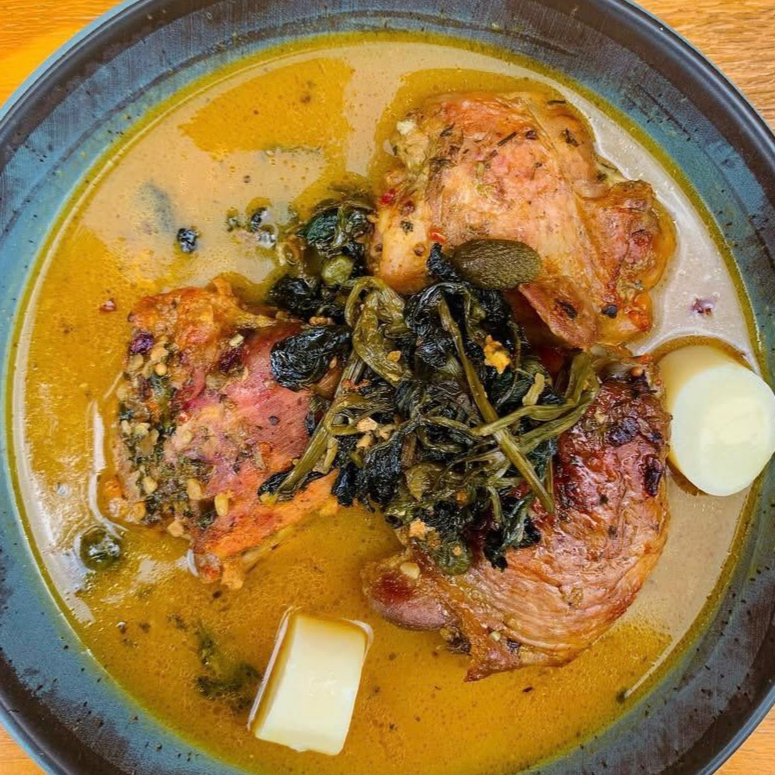 Sobrecoxas de frango cozidas em Tucupi de maniva