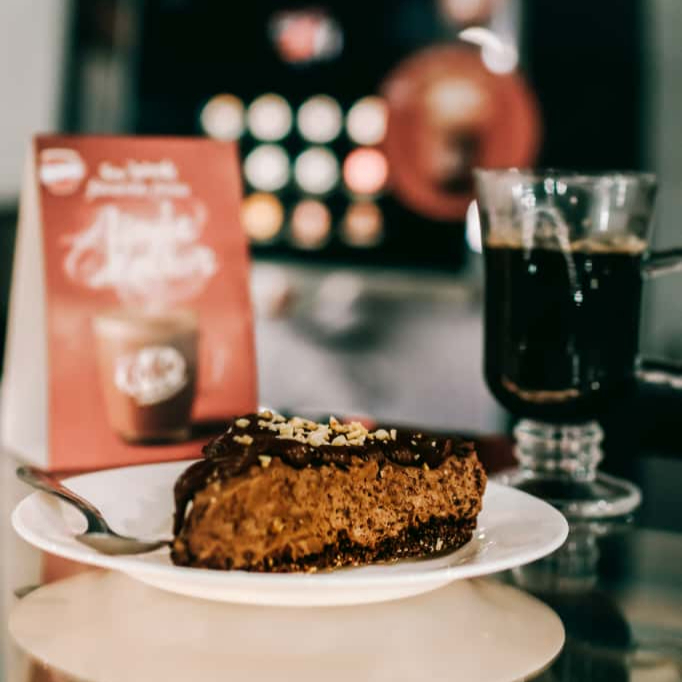 Deliciosa fatia de torta de Ferrero Rocher