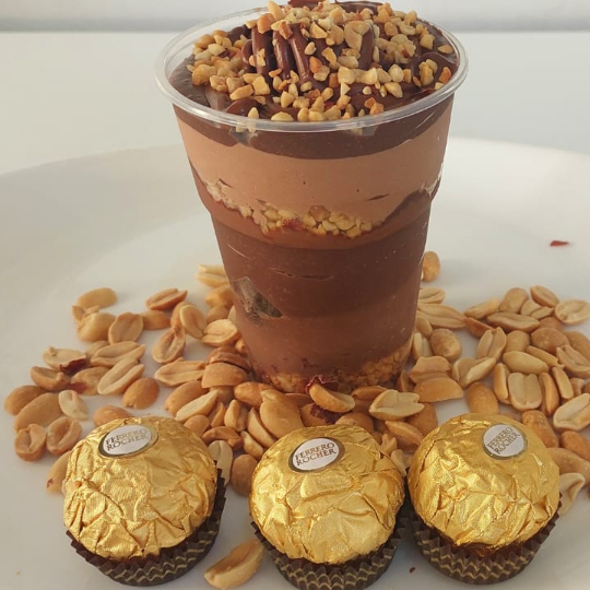 Base de Amendoim, com Brigadeiro Cremoso, Mousse de avelã, Pedaços de Brownie, Nutella pura, Creme de Chocolate e finalizado com Nutella e amendoim. Tudo em um copo de 200 ml.
