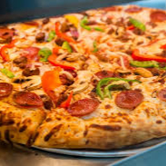 Presunto, ovos, cebola, ervilha e mussarela.