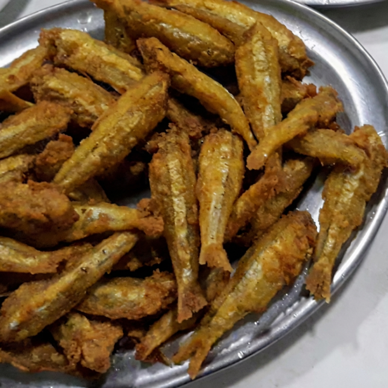 Delicioso aperitivo de peixe de pequeno porte empanado na farinha de trigo de primeira e fritos.
