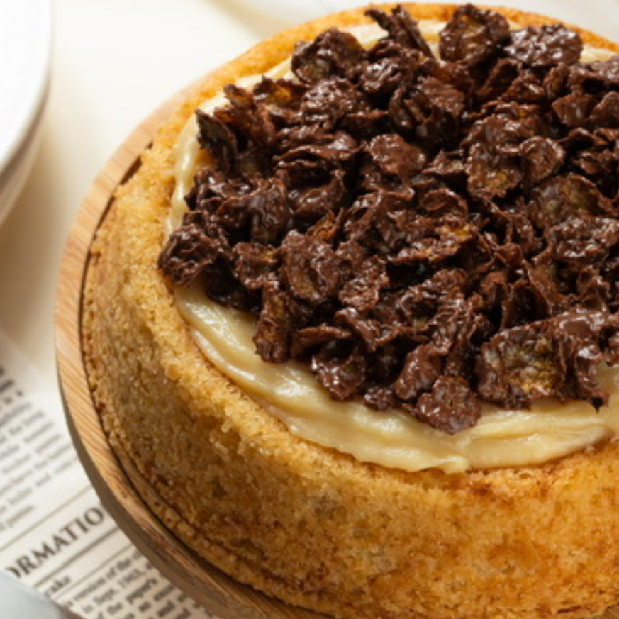 Massa branca recheada com brigadeiro branco e cobertura crunch preto e branco.