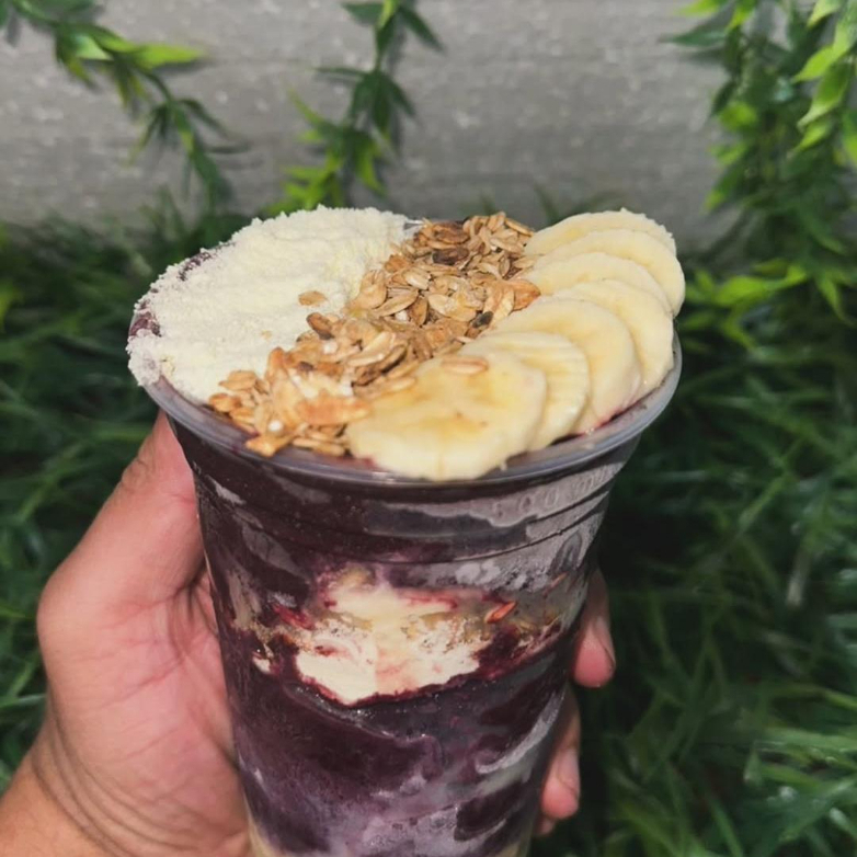 leite em pó, leite condensado,granola e banana