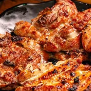 GALETO DESOSSADO COM ARROZ, GUARNIÇÃO A FRANCESA, BACON FRITO E BANANA A MILANESA