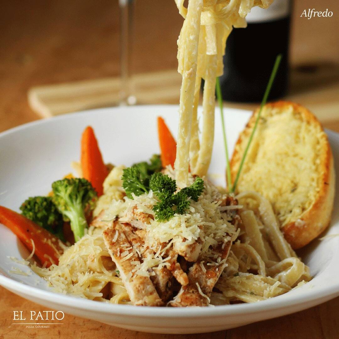 Fettuccine Alfredo con Pollo