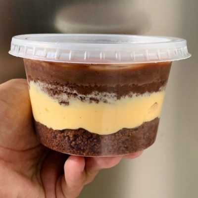 Bolo de chocolate, mousse de maracujá e brigadeiro de chocolate. 250g